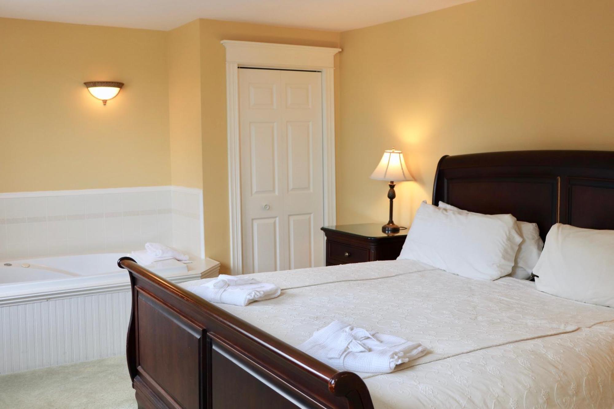 פרום Shining Waters Country Inn מראה חיצוני תמונה