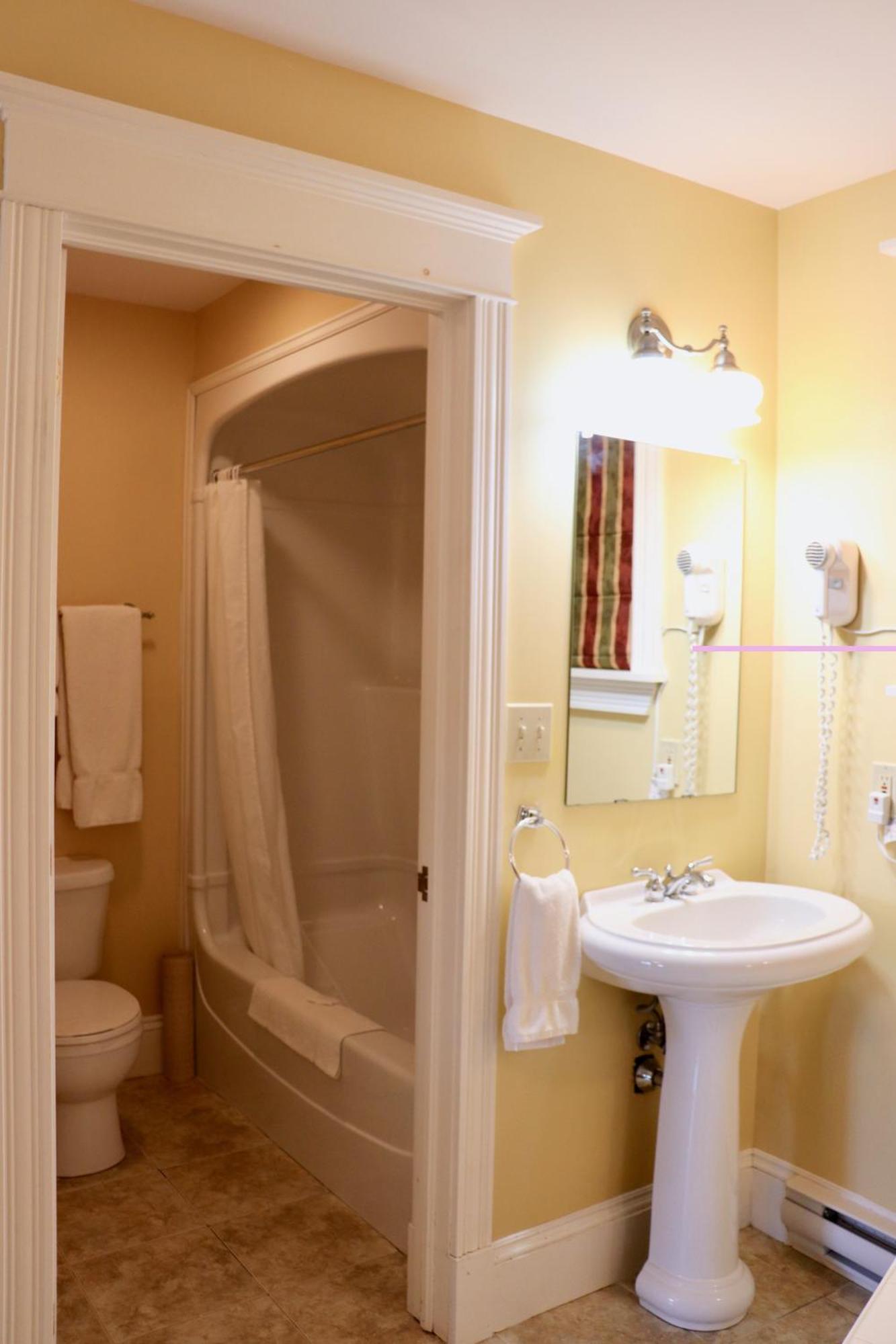 פרום Shining Waters Country Inn מראה חיצוני תמונה